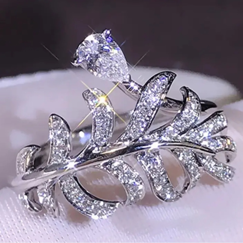 Elegant Silver Leaf Design Women’s Ring -NIP
